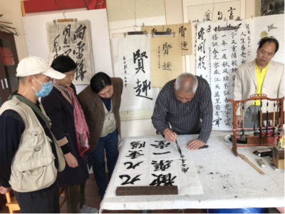 翰墨飄香慶重陽(yáng) 鄰里共敘敬老情——管城區(qū)蓉灣社區(qū)舉辦“九九重陽(yáng)節(jié) 書(shū)法展風(fēng)采”書(shū)法交流會(huì)暨教育咨詢(xún)服務(wù)活動(dòng)