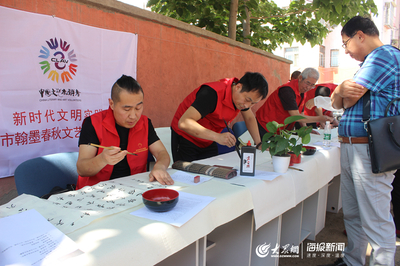 墨香沁社區(qū) 膠州市中云街道書(shū)法志愿者送作品進(jìn)萬(wàn)家